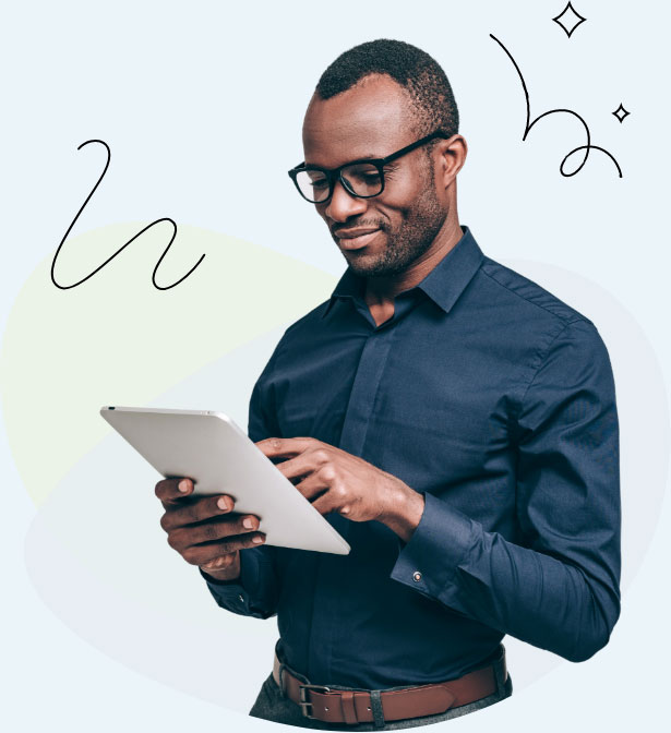 Un homme portant des lunettes utilise un ordinateur tablette pour naviguer sur internet ou effectuer diverses tâches.