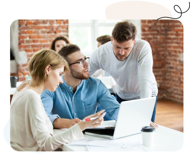 Un groupe diversifié de professionnels collaborant sur un ordinateur portable dans un bureau moderne.