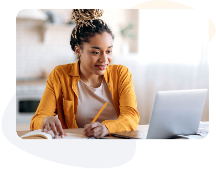 Une femme se concentre sur son ordinateur portable, tapant avec diligence.